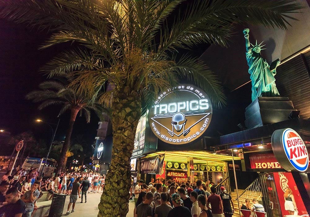 Lloret de Mar - Top DJ`s Auf der langen Discostraße in Lloret hast du die Wahl zwischen unzähligen Clubs. Für jeden Musikgeschmack ist hier etwas am Start!