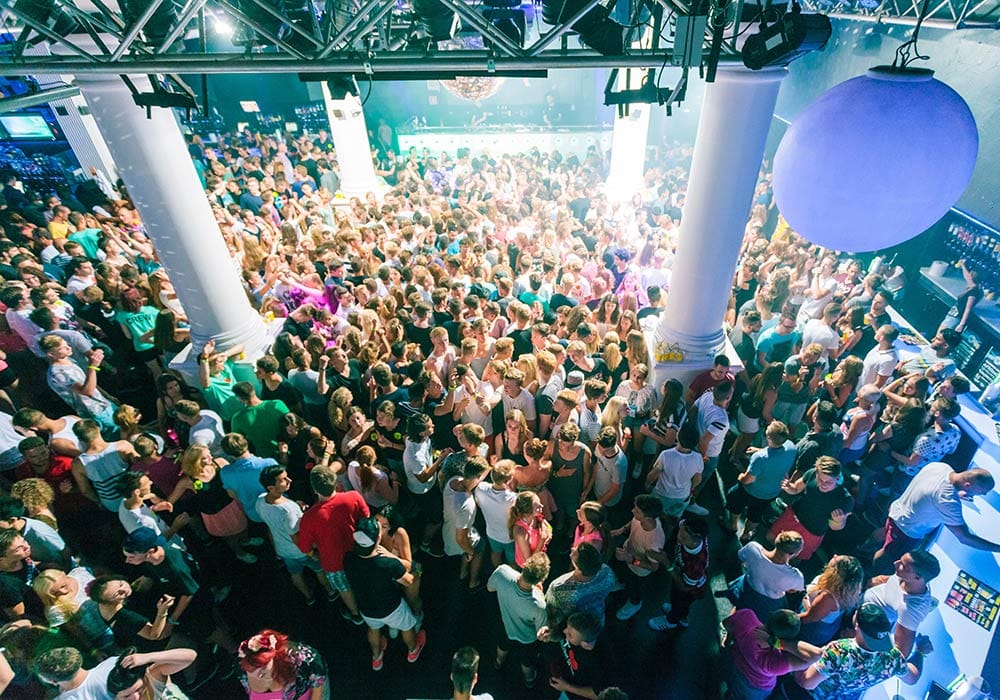 Lloret de Mar - Die besten Clubs Im Tropics, dem größten Club der Stadt, legen jeden Sommer hochkarätige DJs auf.
