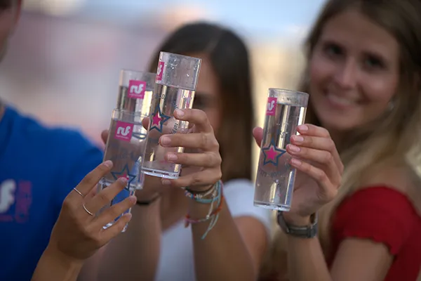 Mädchen mit Getränken