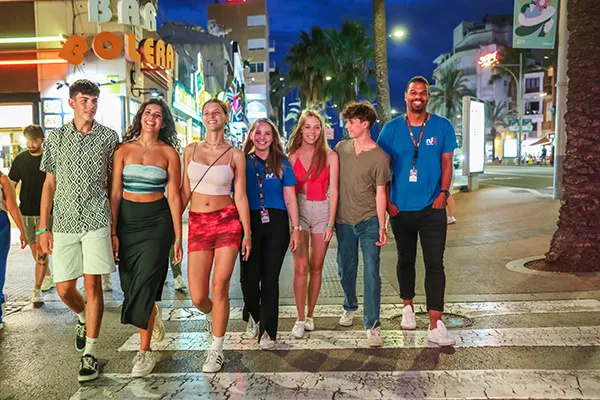 Gruppe Jugendliche abends in Lloret de Mar