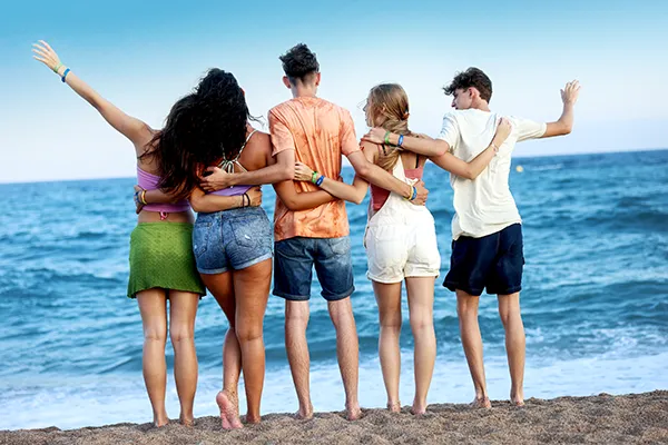 Jugendliche am Strand