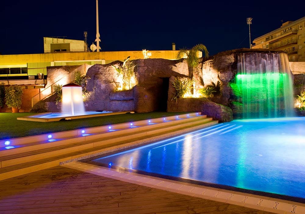 Lichtershow am Pool Abends fühlst du dich im Poolbereich wie in einem Wellnesstempel.