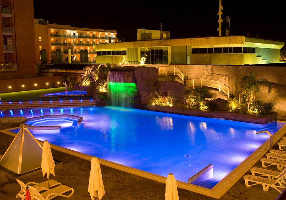 Poolarea by Night Wenn es dunkel wird erstrahlt der Poolbereich in eindrucksvoller Beleuchtung.