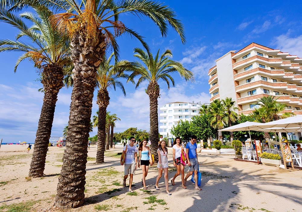 perfekte Strandlage Zahlreiche Bars und Restaurants an der Strandpromenade laden zum Verweilen ein.