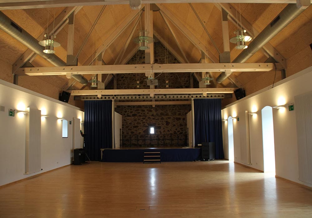 Burg Hohensolms - Rainbow Hall In der „rainbow hall“ treffen wir uns nachmittags oder stehen abends gemeinsam auf der Bühne.