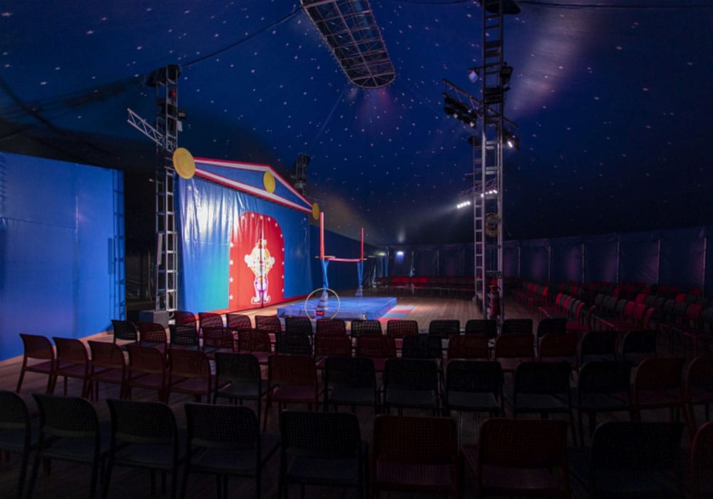 Eventzelt Im großen Eventzelt finden unsere ruf Shows und Kinoabende statt!