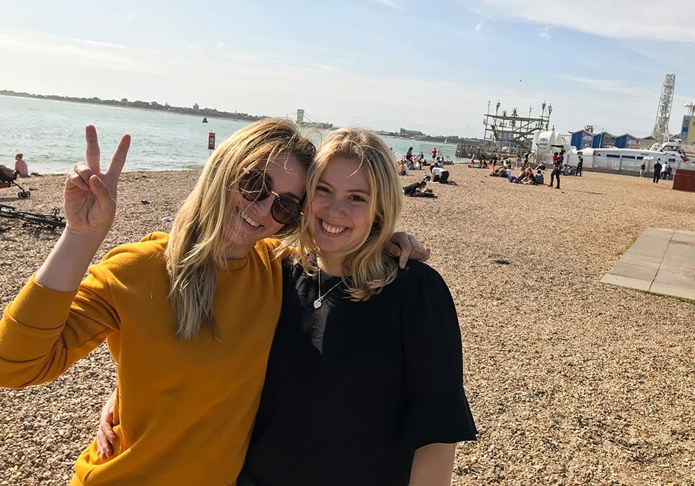 Portsmouth Nach deinen Spracheinheiten chillst du mit deinen Freunden am Strand.