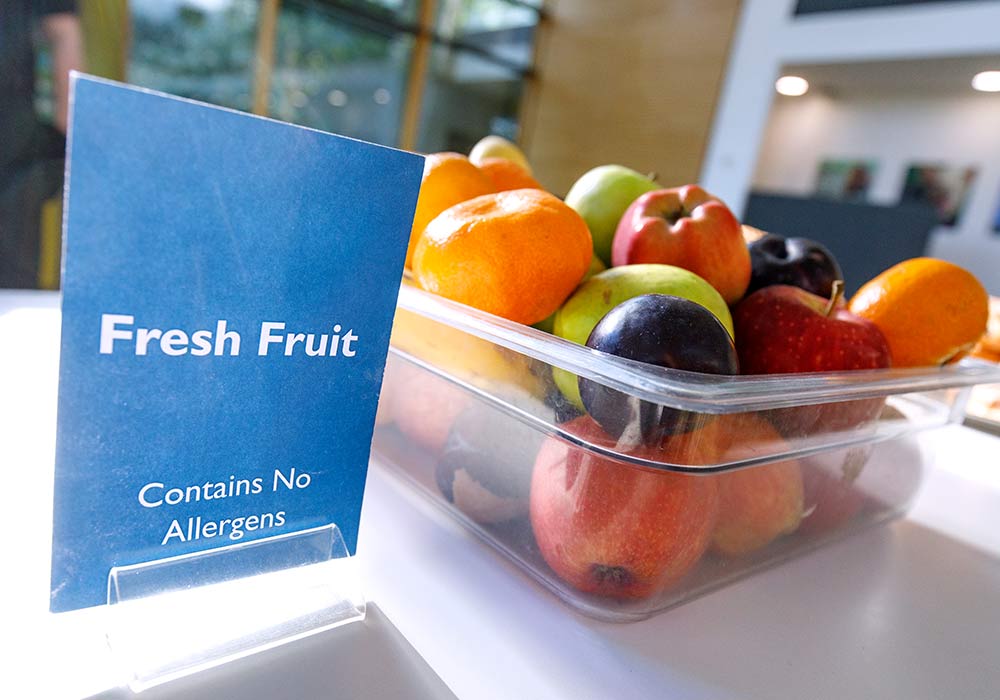 Portsmouth Immer frisches Obst und Wasser in der Fruit-and-Fit Corner.