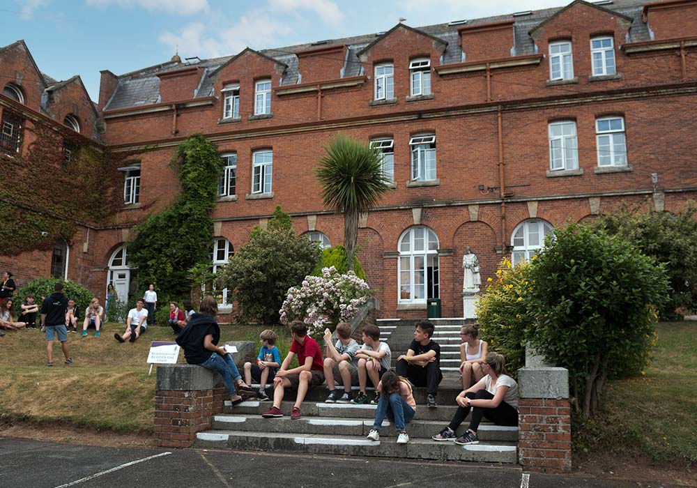 Teignmouth - Trinity School Durch das milde Klima wachsen sogar Palmen auf dem Schulhof.