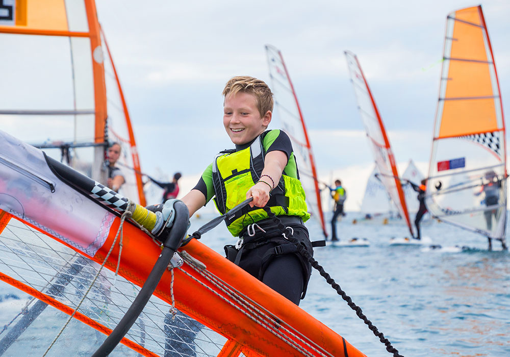 Teignmouth - Windsurfen Nach dem Unterricht hast du die Möglichkeit einen Wassersport Schnupperkurs zu machen.
