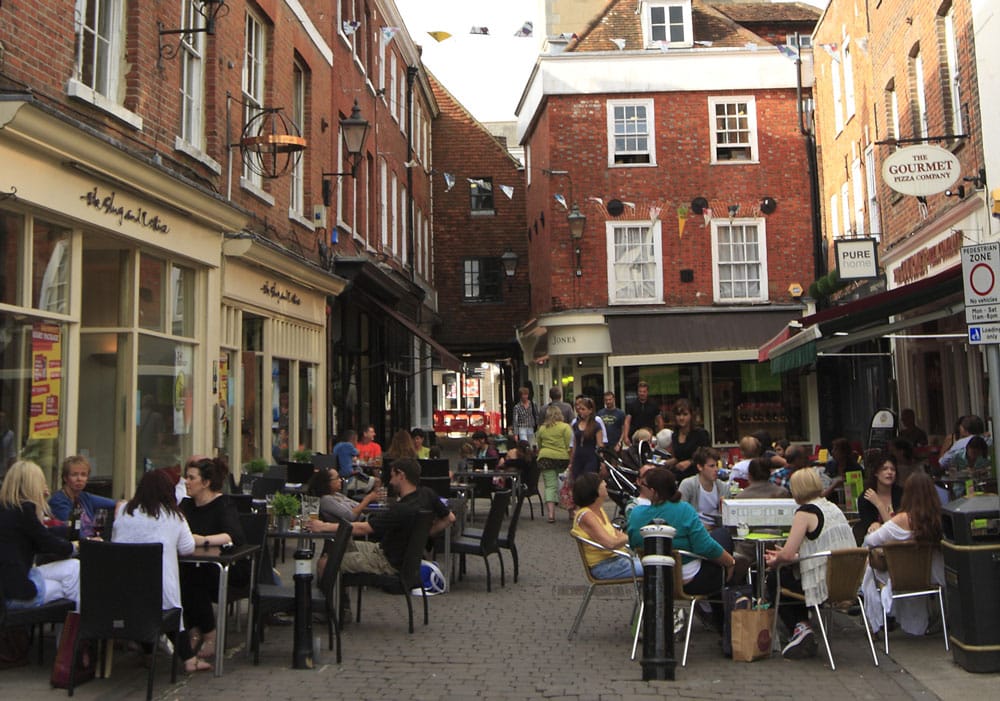Winchester Gemütliche Gassen, viele Cafés, Bars und Pubs findest du in der Altstadt.