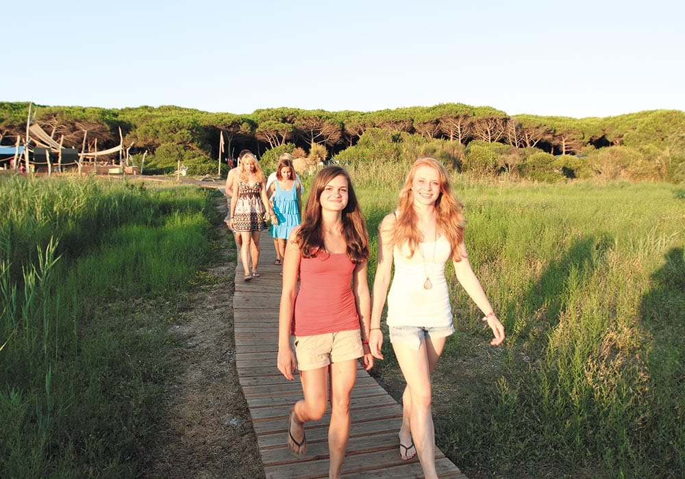 Tarquinia, Friendsclub - Weg zum Strand Der Weg zum Strand: Durch die Dünen mit neuen Freunden.