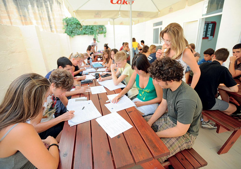 Malta, Sliema - Sprachkurs Unterricht mit einem kühlen Lüftchen auf der Terrasse.