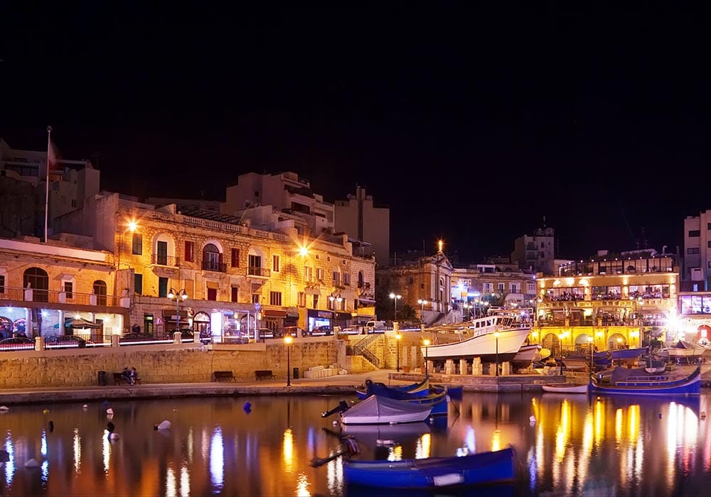 Malta, Bugibba Wenn es dunkel wird, ist es an den kleinen Buchten richtig gemütlich.