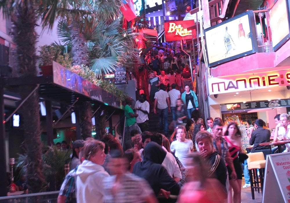 Malta, Bugibba - Ort bei Nacht Abends erwacht die Insel richtig zum Leben – wie hier in Paceville.