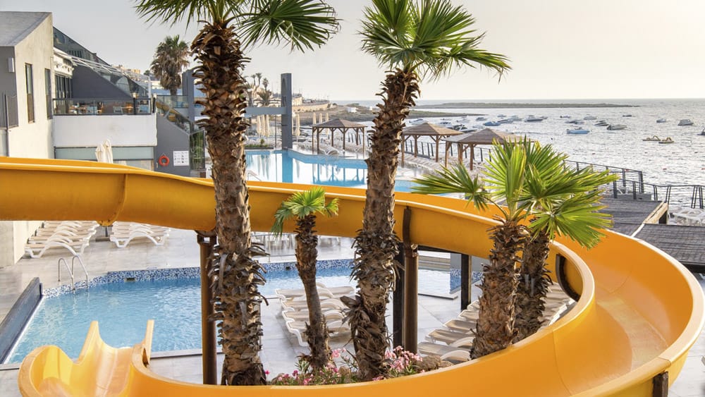 Wasserrutsche des Hotels Der große Poolbereich im Hotel bietet sogar eine Wasserrutsche!
