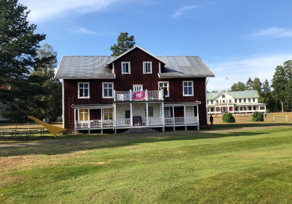 haus-2 Du wohnst in den gemütlichen, typisch schwedischen Häusern.